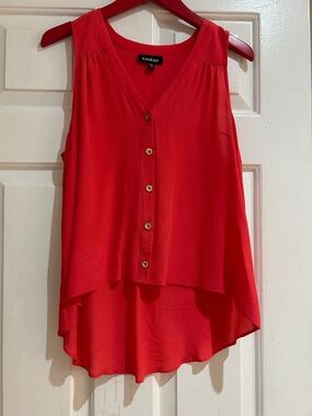 BeBe Vintage Silk Sleeveless V-Neck High-Low Button Front Camisole.